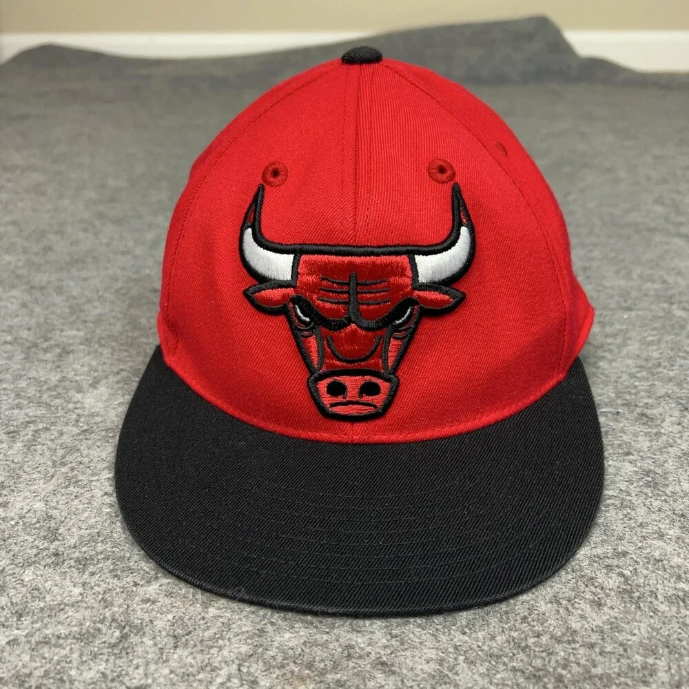 Chicago Bulls Hat Cap Fitted Mens 7 1/4 Red Black NBA Flex Basketball Adidas